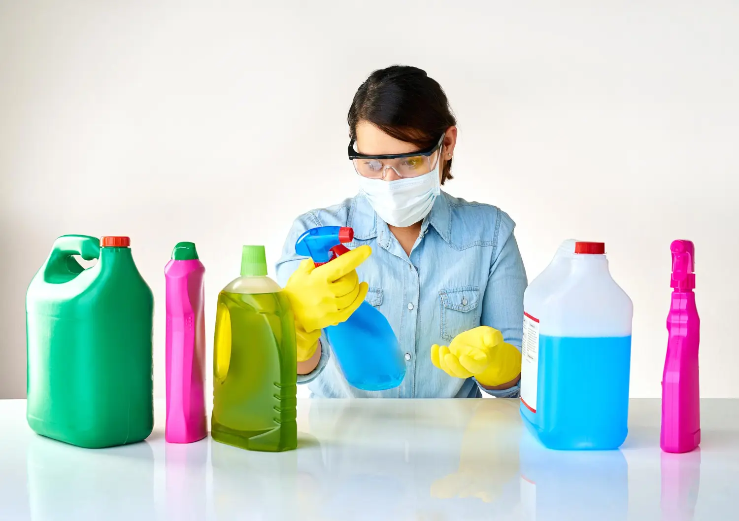 limpeza profissional em Salvador com produtos concentrados sendo utilizados em ambiente corporativo