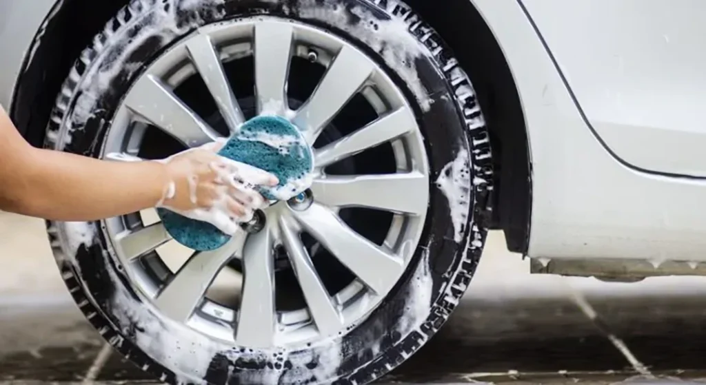 Higienização automotiva profissional em Salvador: Banco de carro sendo limpo com extratora e produtos Serlimq.