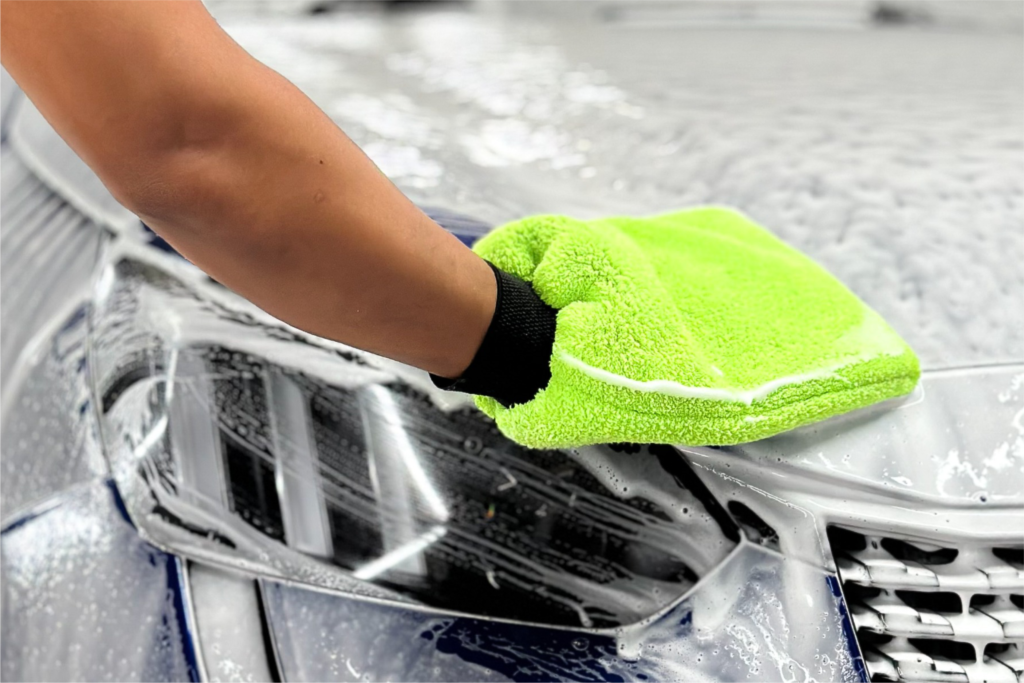 Serviço de higienização automotiva profissional sendo realizado em Salvador com produtos Serlimq.