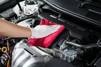 Desengraxante profissional Serlimq sendo aplicado na limpeza técnica de motor de veículo em Salvador.