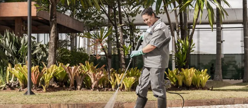 Limpeza de condomínios em Salvador: Profissional higienizando áreas comuns com produtos Serlimq.