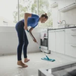 Como tirar mancha de porcelanato claro em ambientes internos usando mop