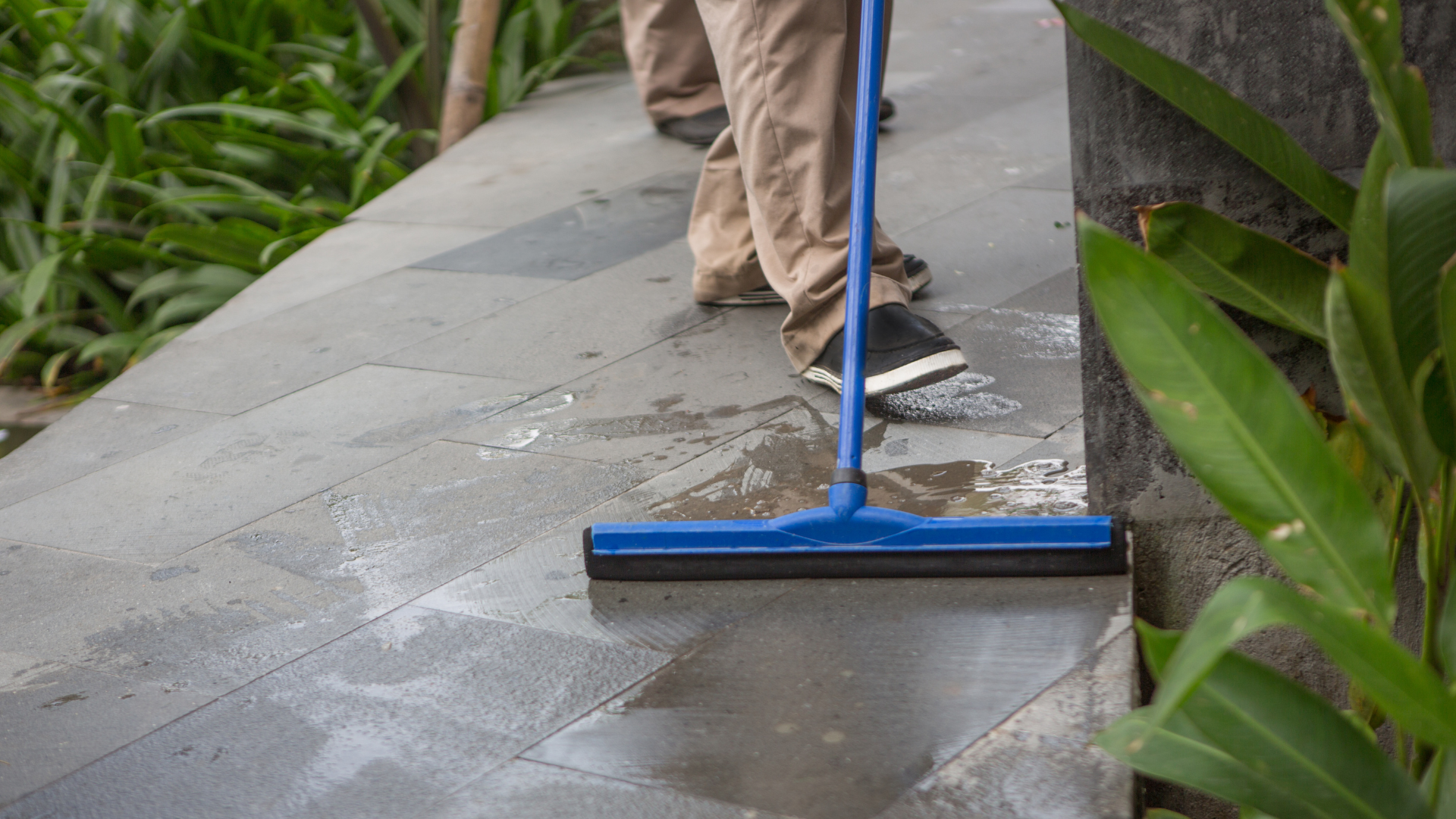 Como limpar piso encardido de área externa em Salvador usando produtos profissionais