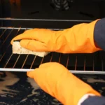 Diferença entre desengraxante e desengordurante aplicada na remoção de gordura em cozinhas