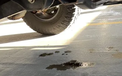 Como limpar garagem de condomínio com manchas de óleo de motor no piso.