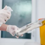 Como diluir desinfetante concentrado para uso em clínicas e ambientes de saúde.