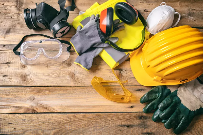 Equipamentos organizados para ilustrar o melhor EPI para produtos químicos em ambiente industrial.