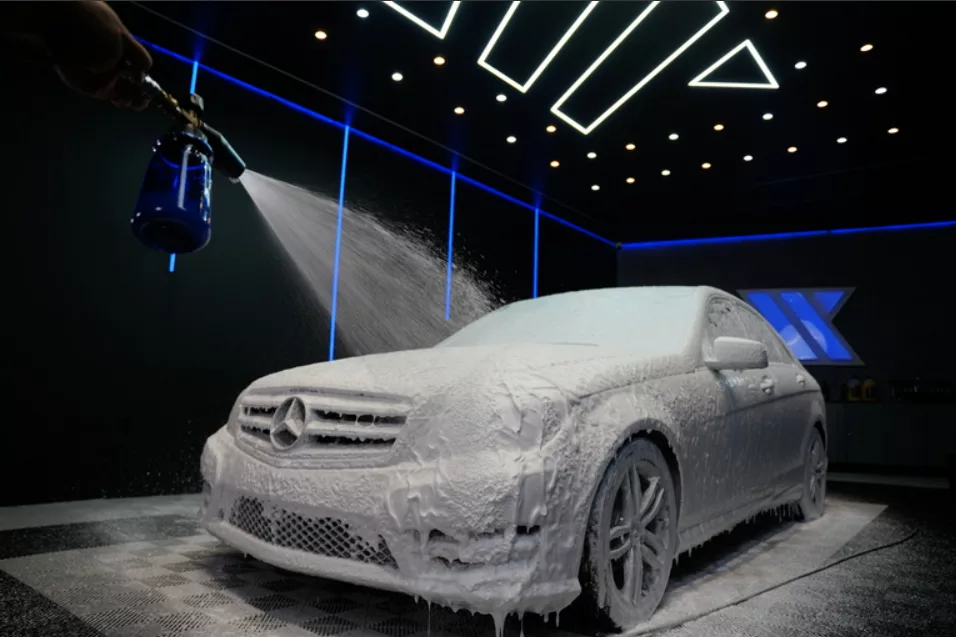 Como usar shampoo desengraxante para carros com canhão de espuma em lavagem técnica