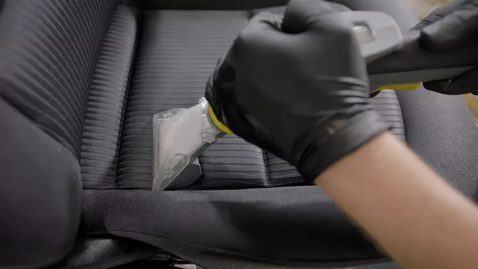 Como limpar banco de tecido de carros utilizando extratora profissional para sugar a sujeira.