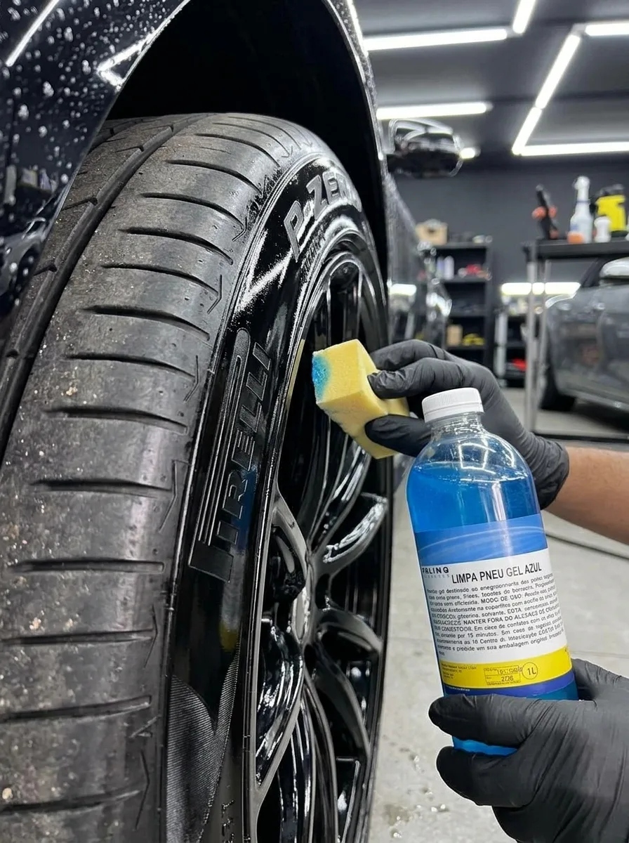 Mão aplicando produtos limpeza lava-jato em pneu de carro para brilho, com esponja e frasco