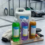 Kit de produtos limpeza lava-jato Serlimq com acessórios em ambiente moderno e carro
