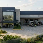 Edifício moderno de logística e distribuição em Lauro de Freitas com caminhões nas docas, produtos de limpeza profissional Lauro de Freitas